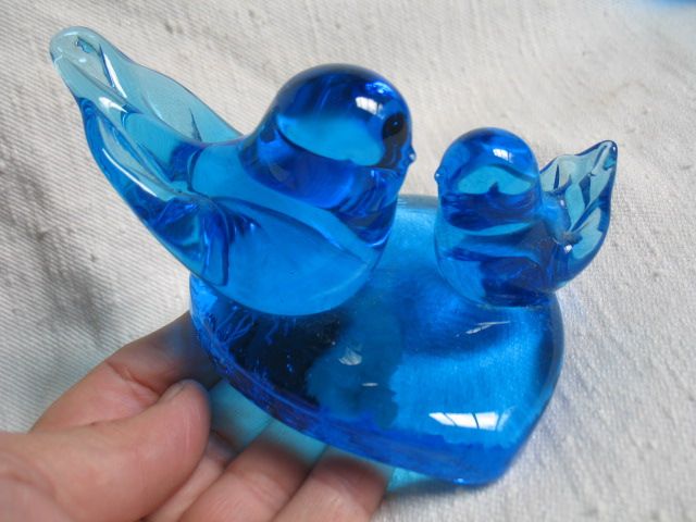 BEAUTIFUL BRIGHT BLUE GLASS BIRDS ON HEART BASE ~~~LEO WARD was the 